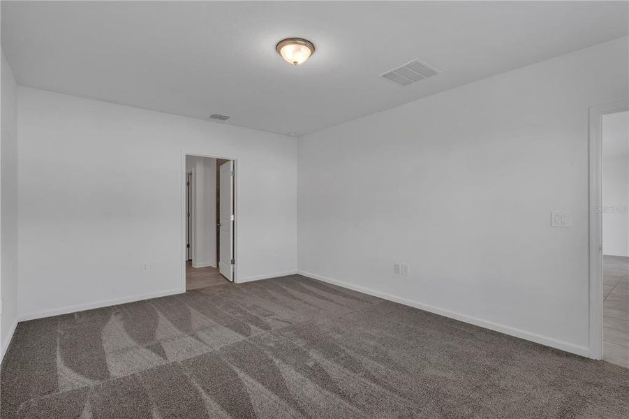 Spacious, unfurnished interior of a new home in Knightsbridge, Kissimmee (Image 31).