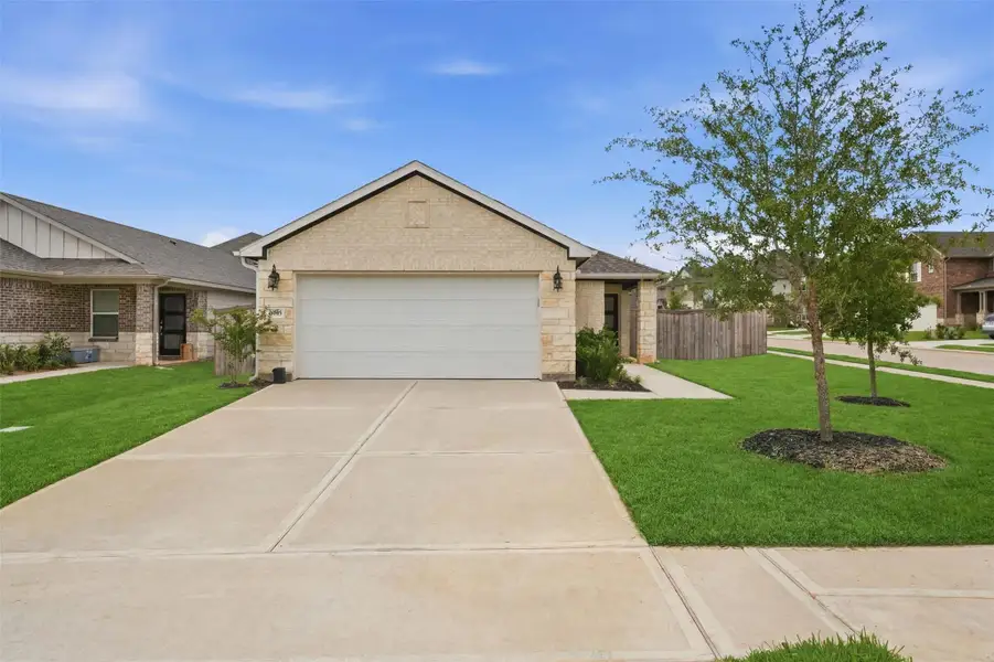 Welcome to 6745 Chinapakin Oak in the beautiful Montgomery Oaks Community. On a premium corner lot, you will see the pride in ownership from the moment you pull up to this home. The community promotes walking and outdoor activities with its sidewalks, community pool, ponds, and more! Welcome to 6745 Chinapakin Oak in the beautiful Montgomery Oaks Community. On a premium corner lot, you will see the pride in ownership from the moment you pull up to this home. The community promotes walking and outdoor activities with its sidewalks, community pool, ponds, and more!