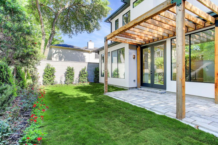 Plenty of green space for children and pets. Plenty of green space for children and pets.