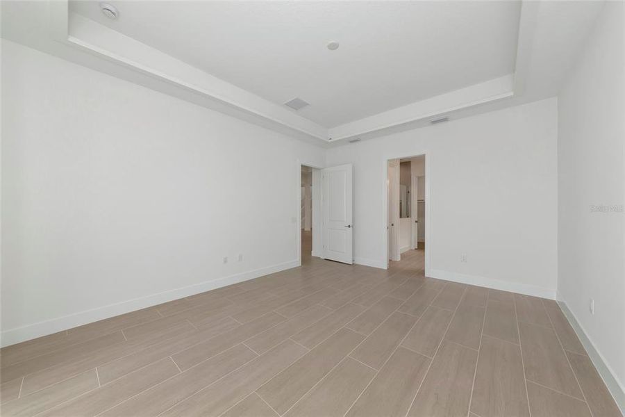 Spacious, unfurnished interior of a new home in , Sarasota (Image 25).