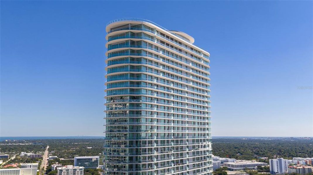 Condo located in St. Petersburg, FL showcasing its design and architecture (Image 59).