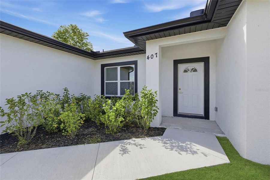 Exterior details and patio area of a home in , Port Charlotte (Image 3).