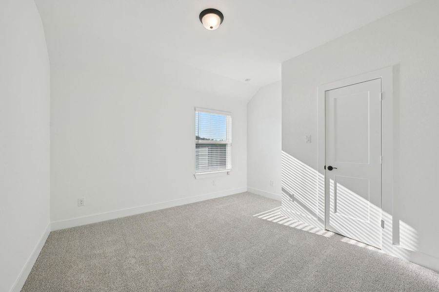 Spacious, unfurnished interior of a new home in Evergreen, Conroe (Image 25).