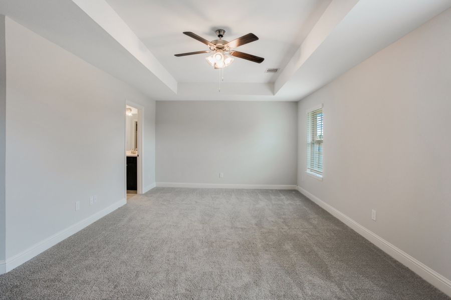 Spacious, unfurnished interior of a new home in Bayou Maison, Texas City (Image 18).