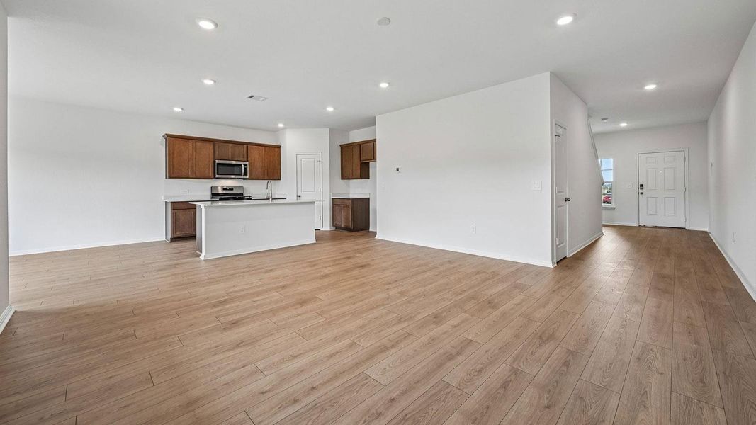 Spacious, unfurnished interior of a new home in Bar W Ranch, Leander (Image 19).