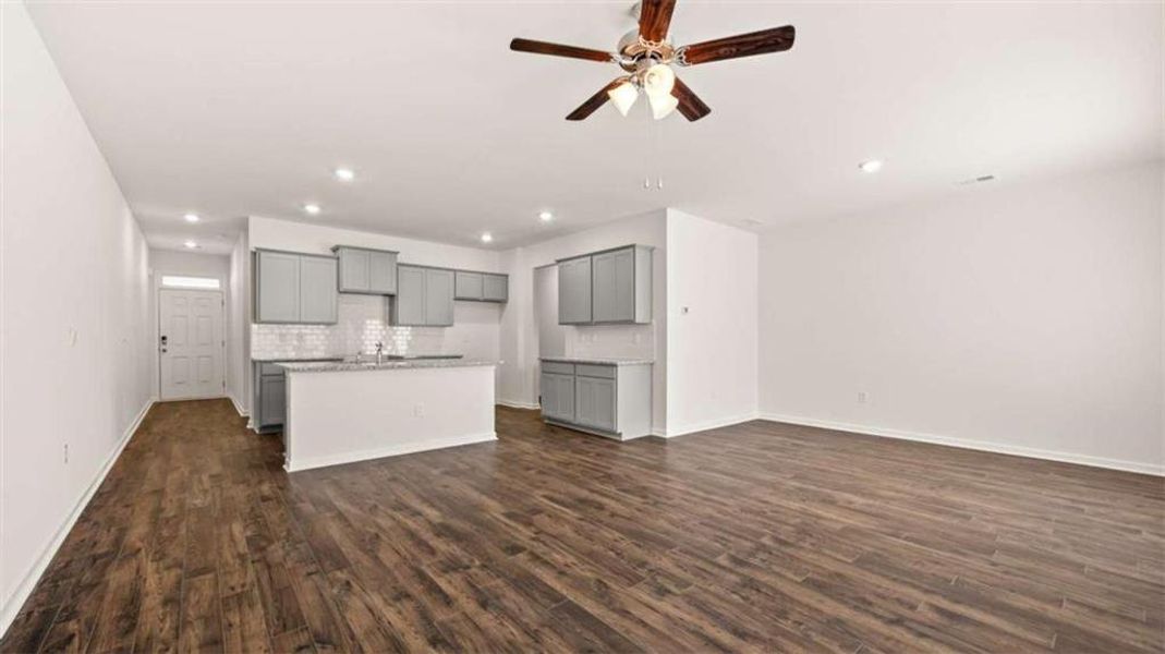 Spacious, unfurnished interior of a new home in Inverness at Sugarloaf, Lawrenceville (Image 10).