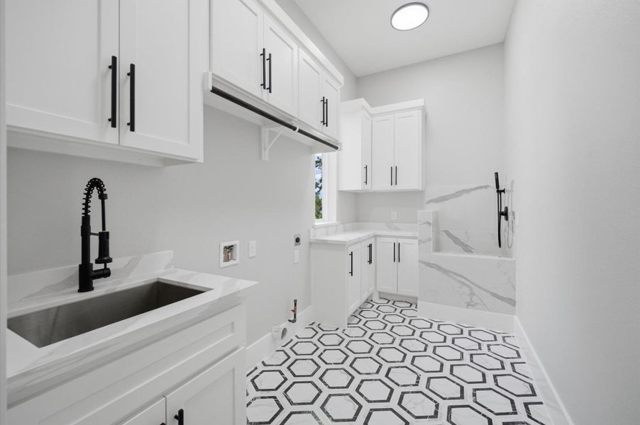 UTILITY ROOM WITH WITH A SINK .