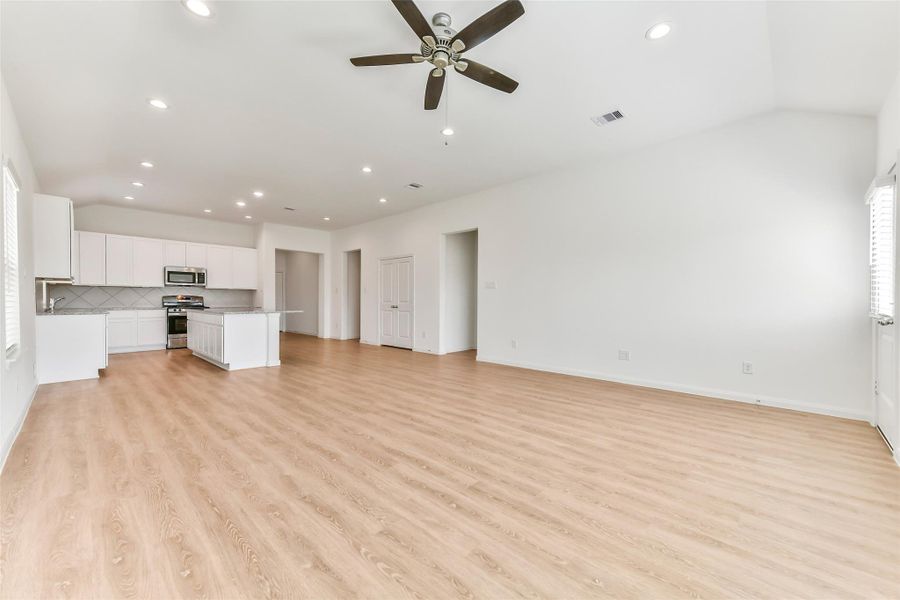 Spacious, unfurnished interior of a new home in King Oaks Village, Baytown (Image 21).