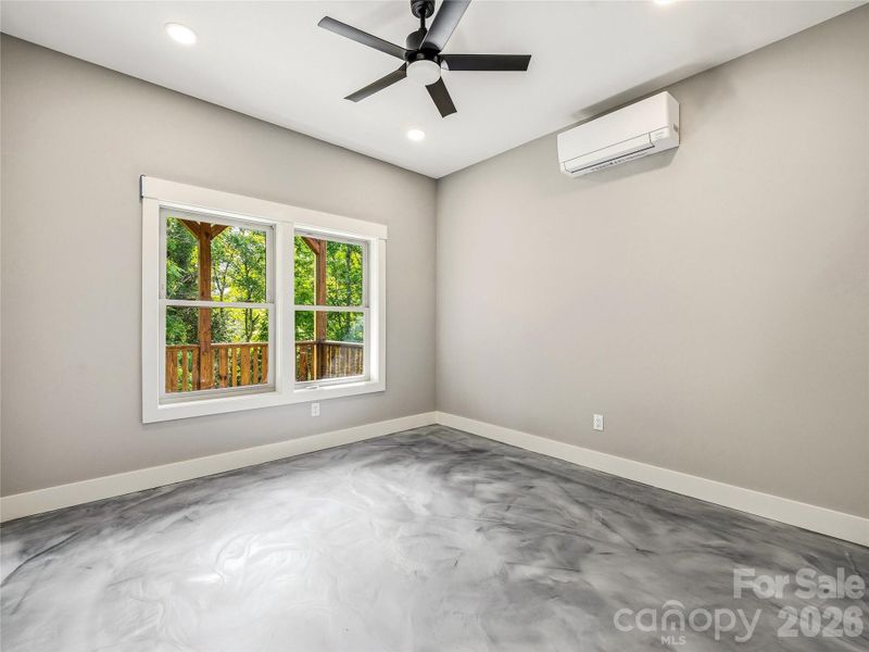 Spacious, unfurnished interior of a new home in , Asheville (Image 28).