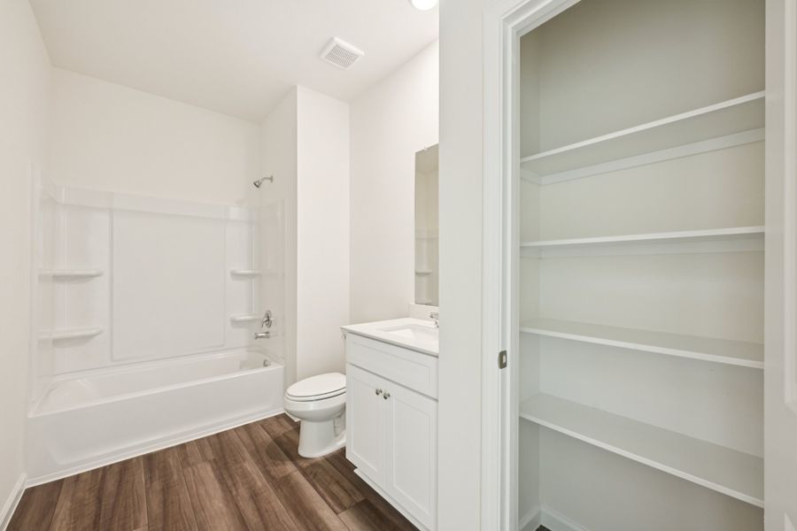 Representative unfurnished interior of a home built from the Glimmer by Starlight Homes in Castlewood South, Taylor (Image 20).