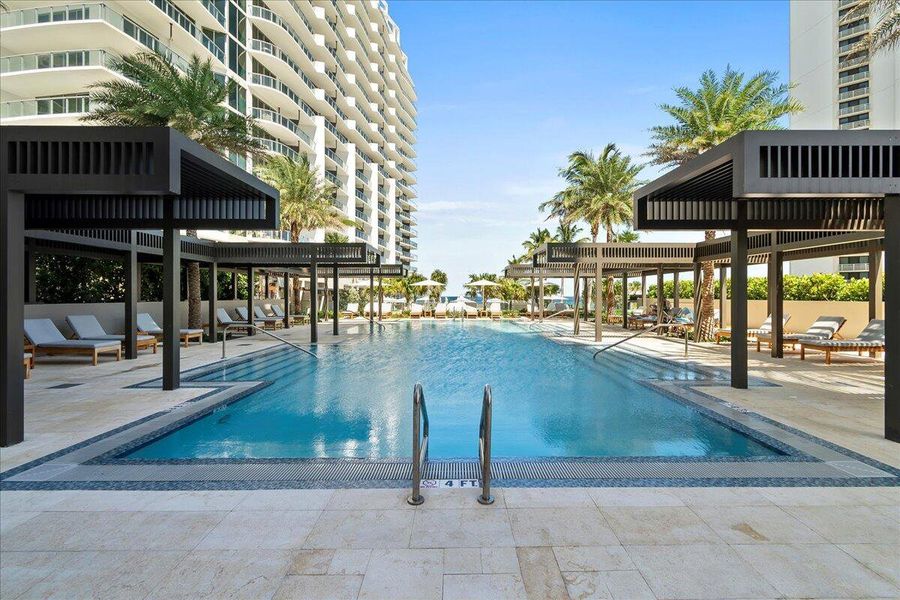 Condo located in West Palm Beach, FL showcasing its design and architecture (Image 45).