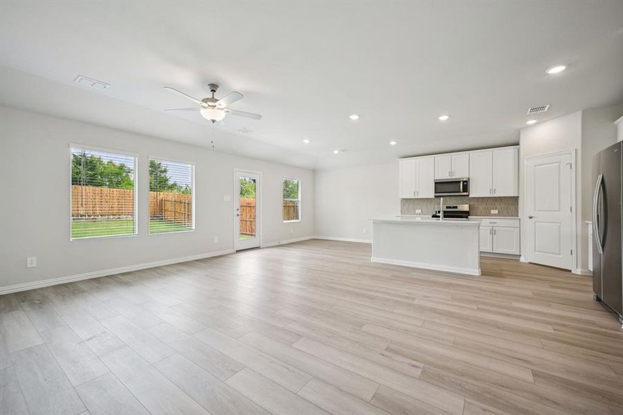 Spacious, unfurnished interior of a new home in Westmoor, Sherman (Image 14).