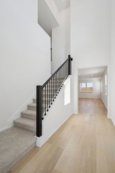 6 web or mls Young St S0704 006