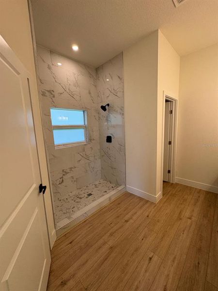 Spacious, unfurnished interior of a new home in , Port Charlotte (Image 5).