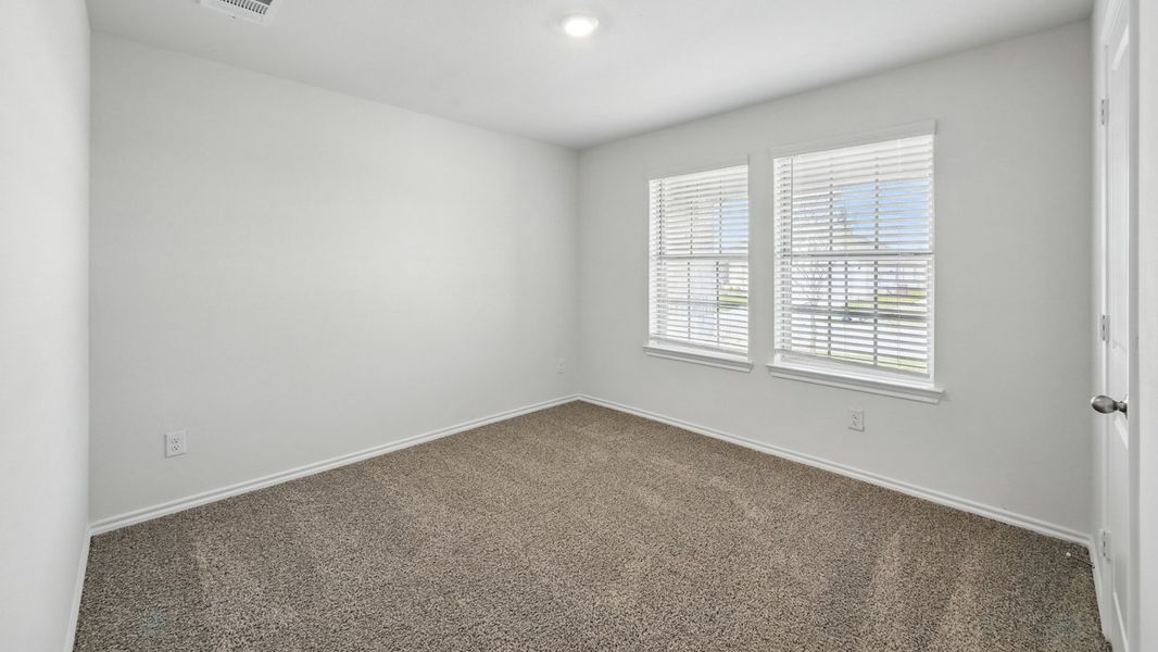 Spacious, unfurnished interior of a new home in Saddlebrook, Waxahachie (Image 9).