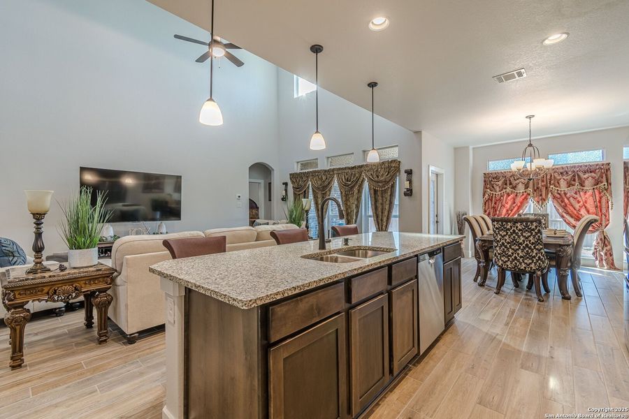 Furnished interior view inside a new home in Hiddenbrooke, Seguin (Image 7).