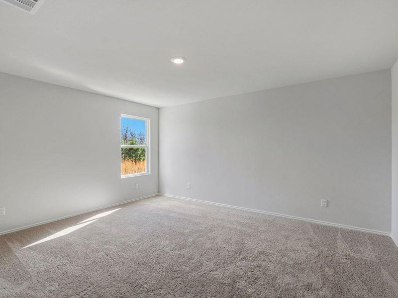 Spacious, unfurnished interior of a new home in Shirey Forest - Branches, Lufkin (Image 24).