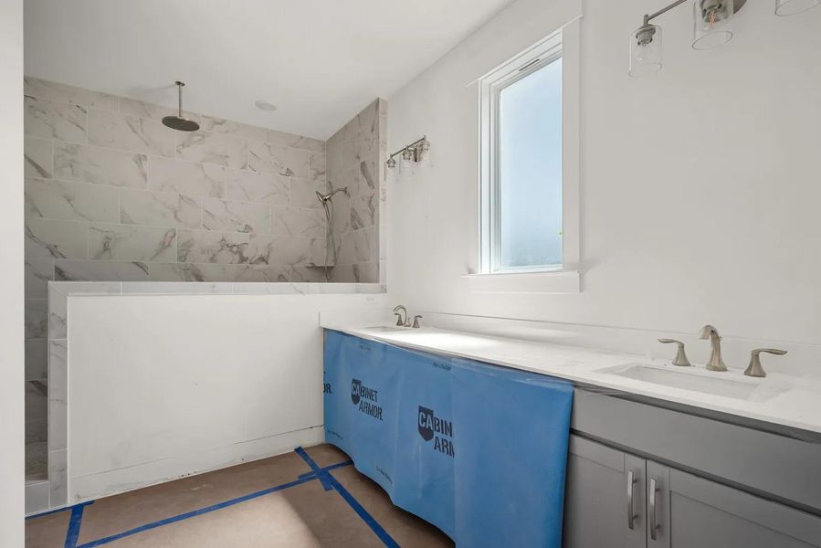 The Parkette B Primary Suite Bathroom