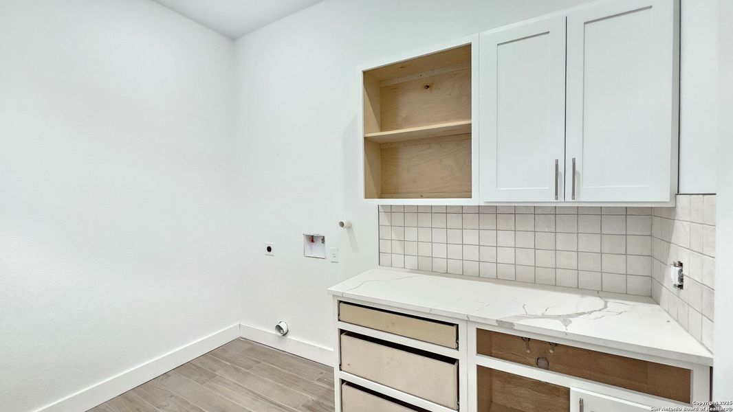 Furnished interior view inside a new home in , La Vernia (Image 7).