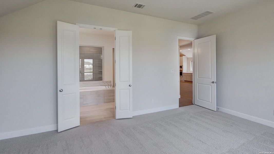Spacious, unfurnished interior of a new home in Ladera, San Antonio (Image 26).