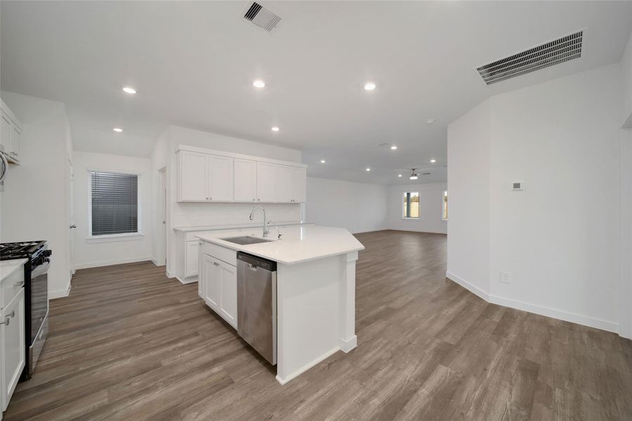 Furnished interior view inside a new home in Silverthorne, Conroe (Image 8).