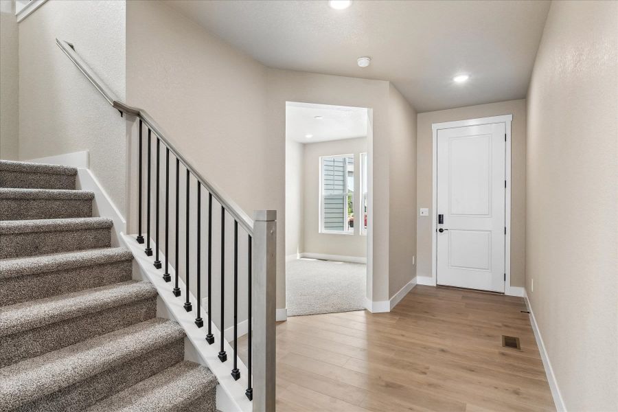 Spacious, unfurnished interior of a new home in Aspen Meadows, Colorado Springs (Image 14).
