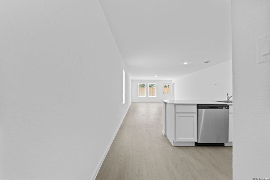 Spacious, unfurnished interior of a new home in Guadalupe Ridge, New Braunfels (Image 30).