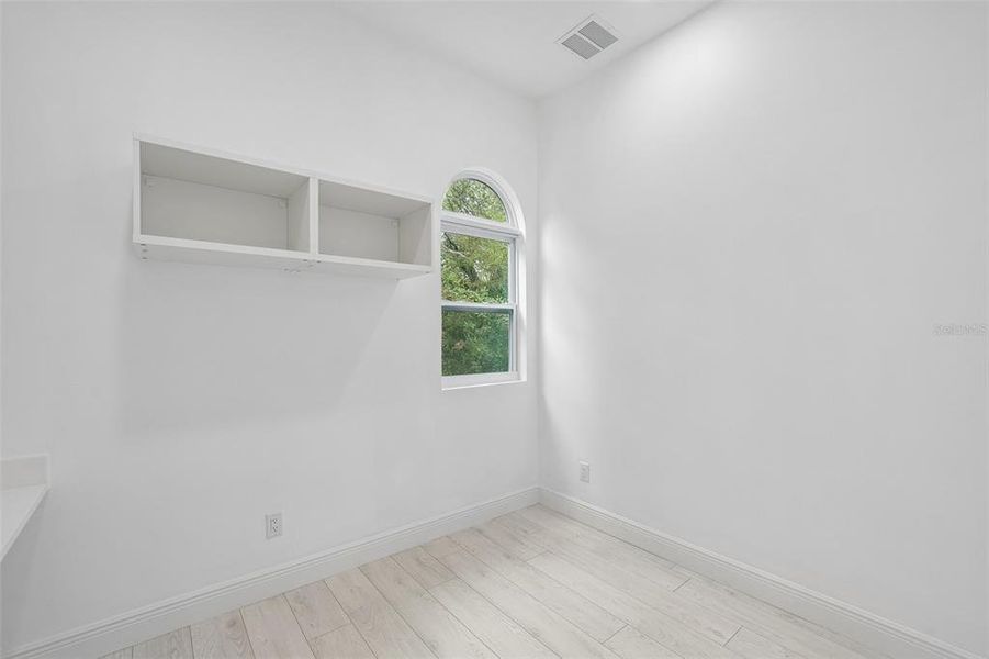 Spacious, unfurnished interior of a new home in , Tampa (Image 48).