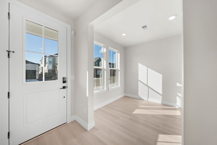 Spacious, unfurnished interior of a new home in Trumark Homes at Sterling Ranch, Littleton (Image 17).
