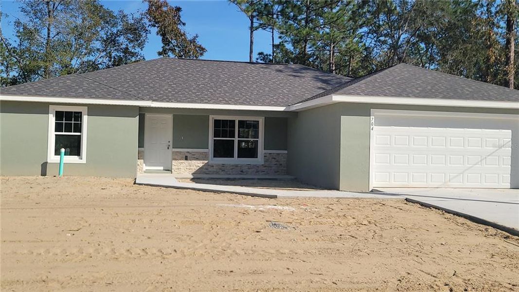 Exterior details and patio area of a home in , Dunnellon (Image 17).