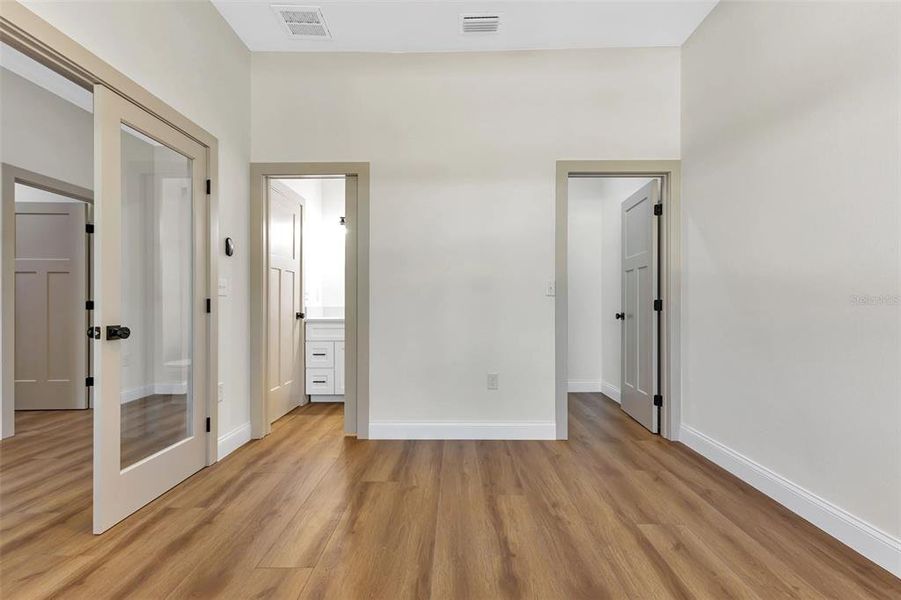 Spacious, unfurnished interior of a new home in , Port Charlotte (Image 19).