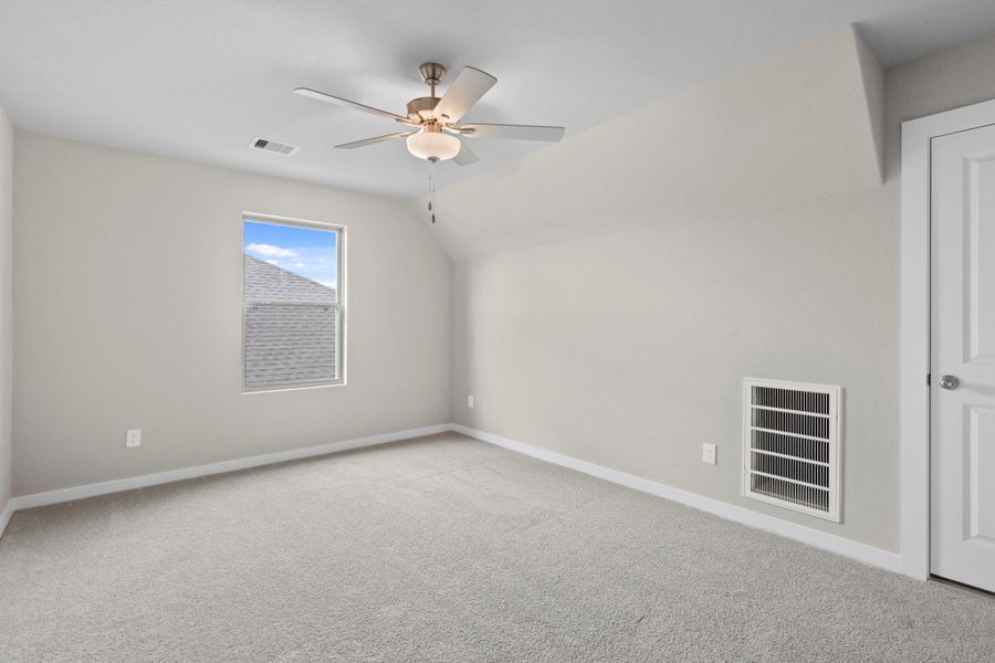 Spacious, unfurnished interior of a new home in Laurel Landing 40', Alvin (Image 16).