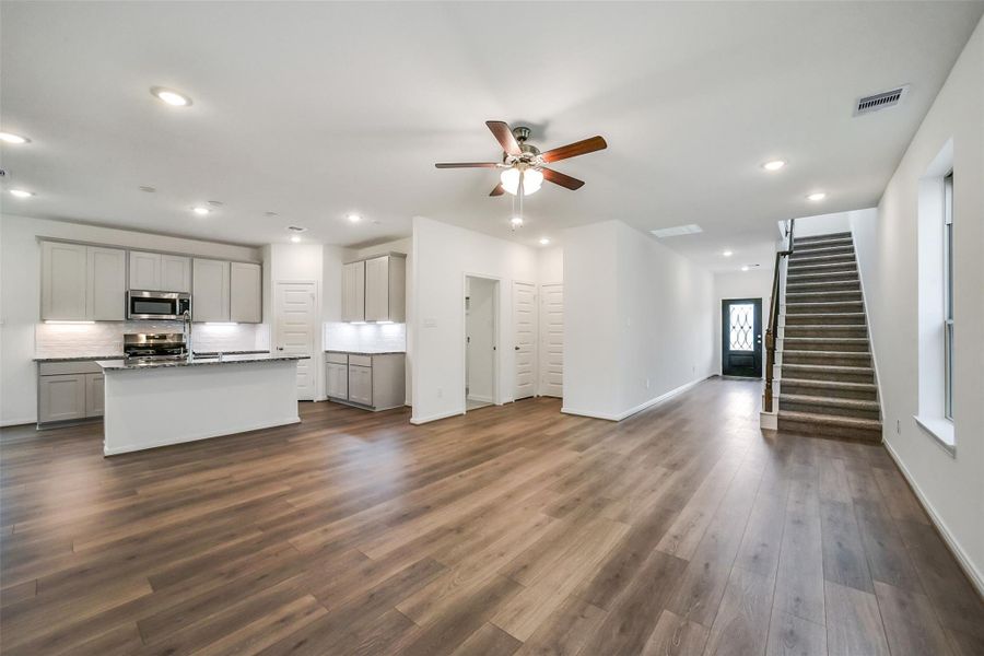 Spacious, unfurnished interior of a new home in Anderson Lake, Houston (Image 23).