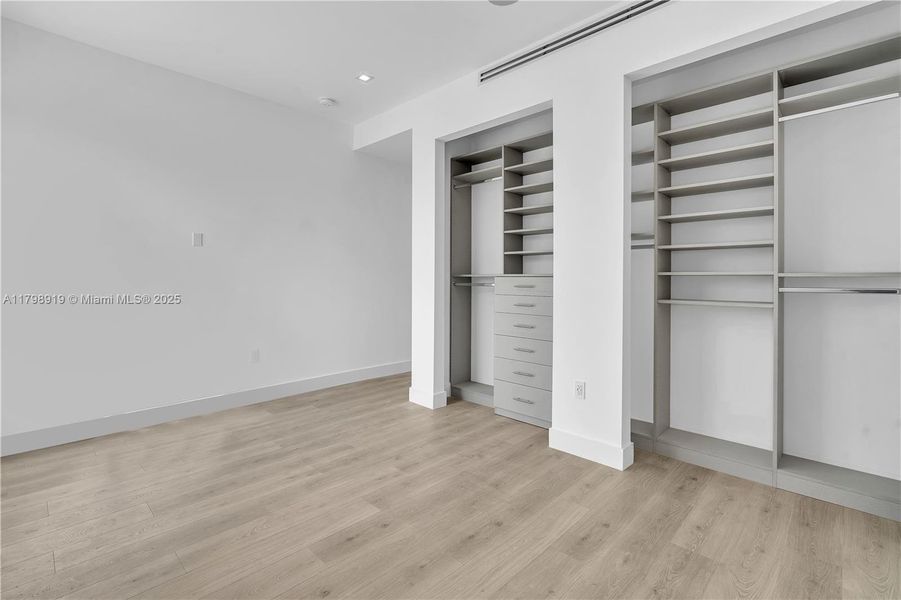 Spacious, unfurnished interior of a new home in , Miami (Image 11).