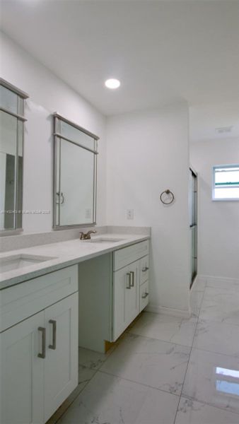 Spacious, unfurnished interior of a new home in , Fort Myers (Image 24).