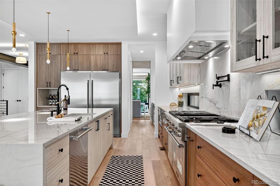 Full size side by side refrigerator & freezer