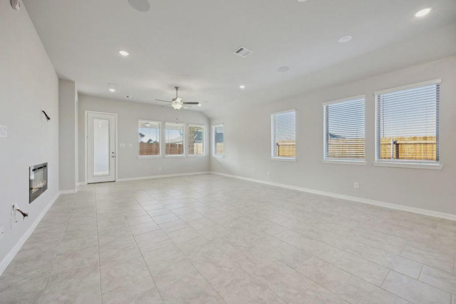 Spacious, unfurnished interior of a new home in Summer Crest, Fort Worth (Image 13).