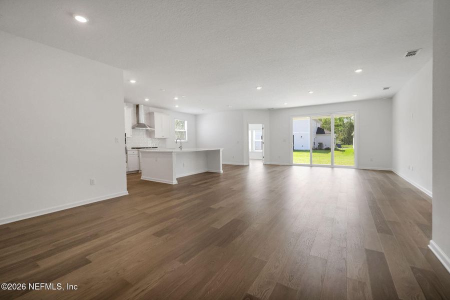 Spacious, unfurnished interior of a new home in Jennings Farm, Middleburg (Image 31).