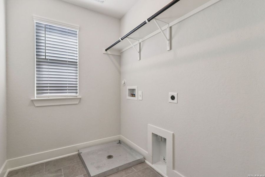 Spacious, unfurnished interior of a new home in Thomas Pond, San Antonio (Image 26).