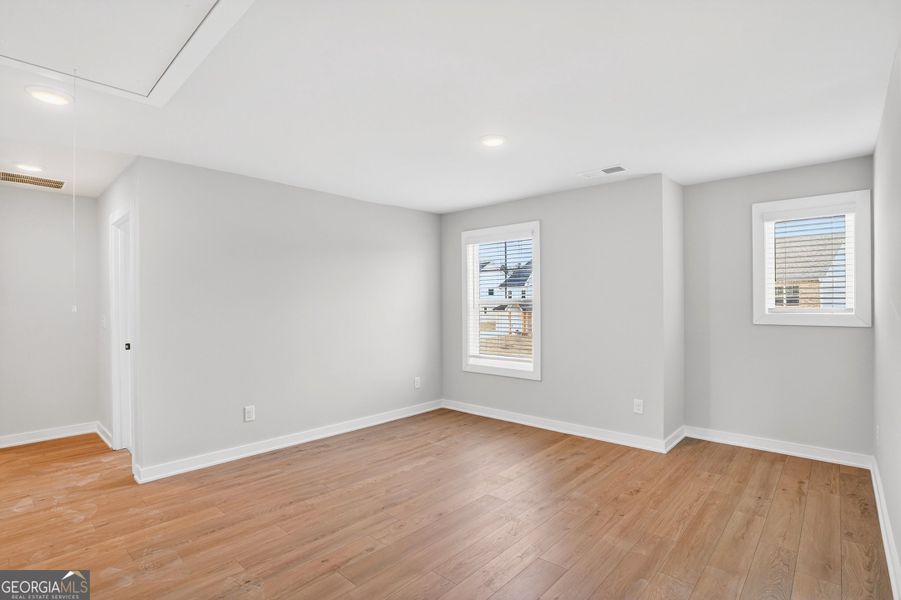 Spacious, unfurnished interior of a new home in The Fairways at Mirror Lake, Villa Rica (Image 36).