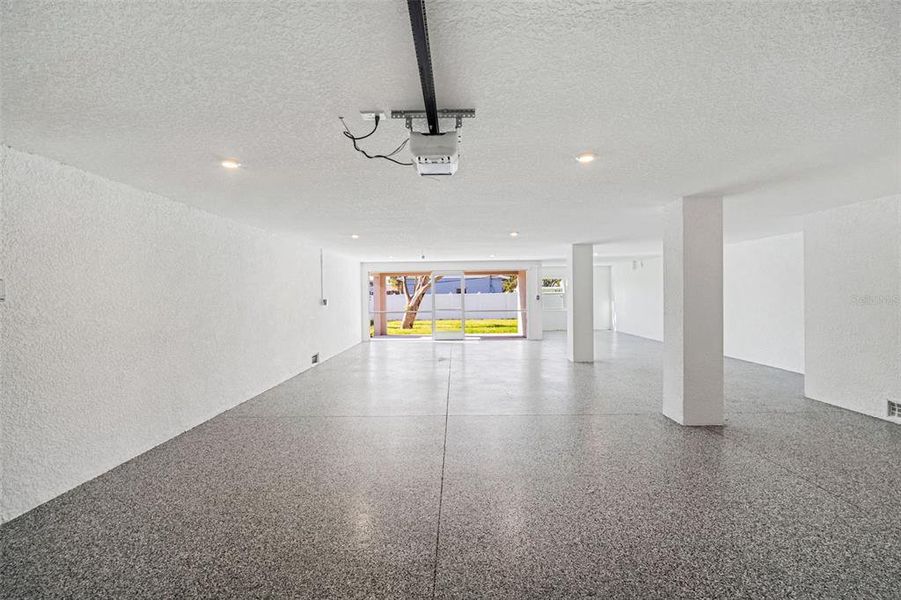 Spacious, unfurnished interior of a new home in , St. Petersburg (Image 30).