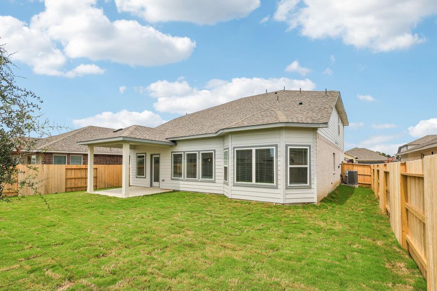 Exterior details and patio area of a home in Southwinds, Baytown (Image 3).