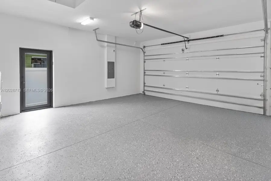 Spacious, unfurnished interior of a new home in , Tampa (Image 30).