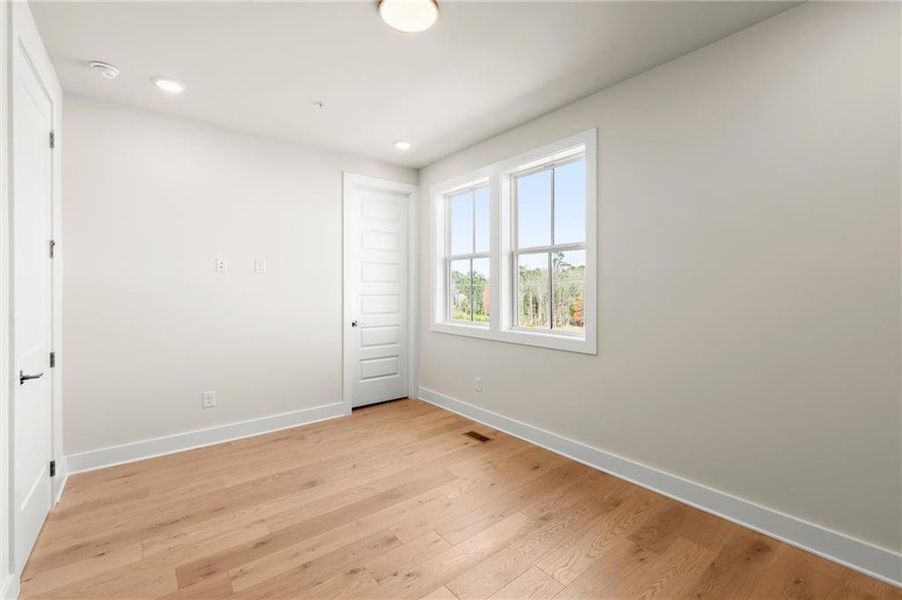 Spacious, unfurnished interior of a new home in , Alpharetta (Image 59).