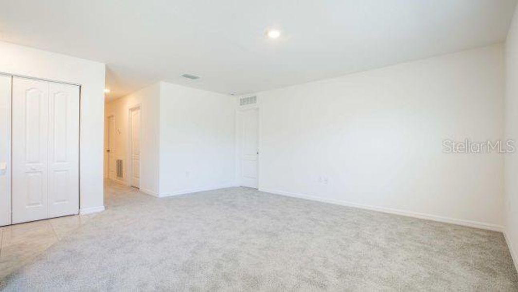 Spacious, unfurnished interior of a new home in Royal Highlands, Weeki Wachee (Image 16).