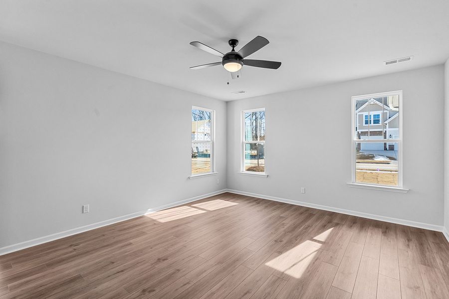 Spacious, unfurnished interior of a new home in Fieldstone, Lexington (Image 27).
