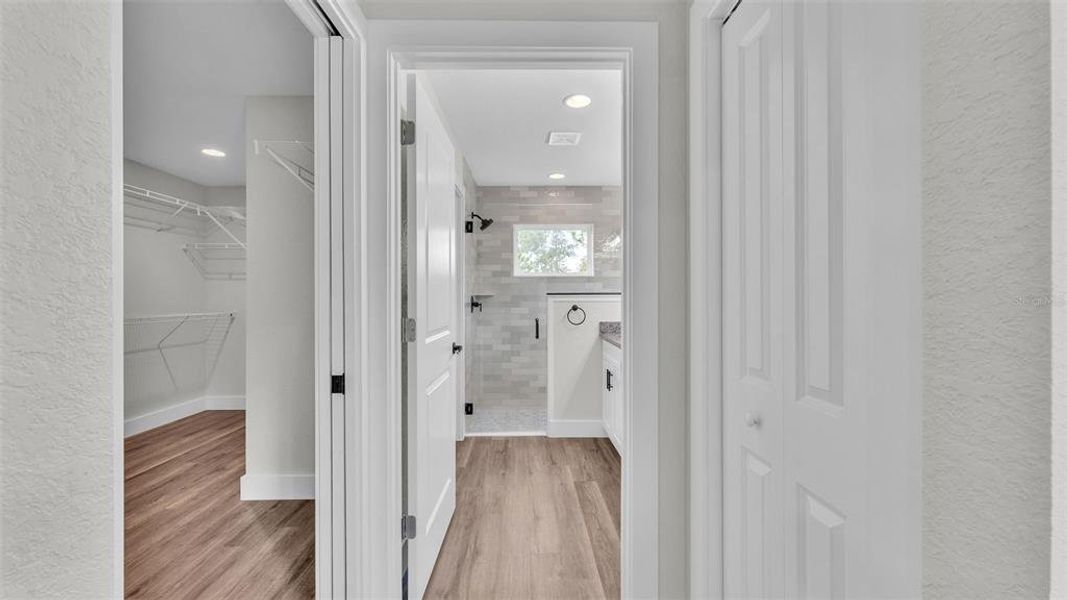 Spacious, unfurnished interior of a new home in , Sebring (Image 33).