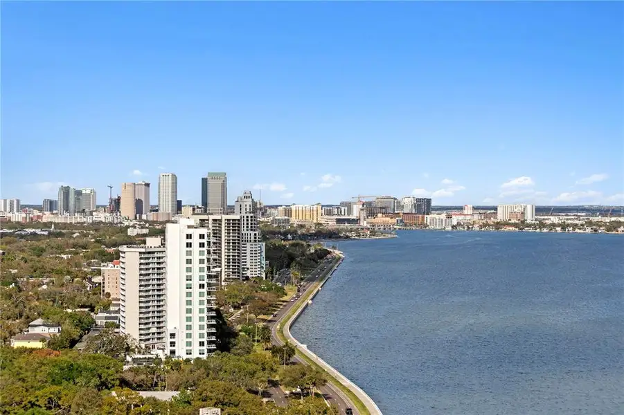 Condo located in Tampa, FL showcasing its design and architecture (Image 5).