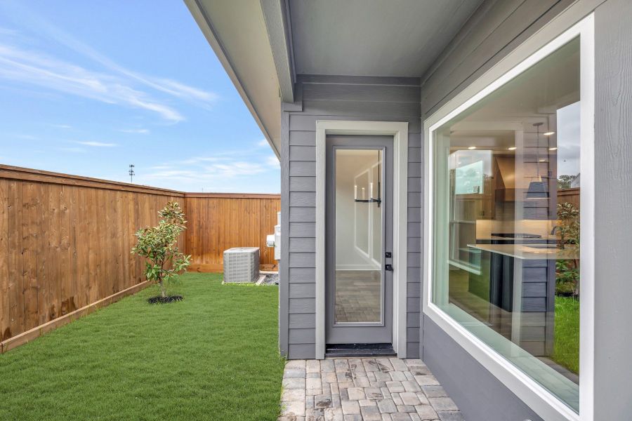 Exterior details and patio area of a home in Retreat at Oak Park, Houston (Image 4).