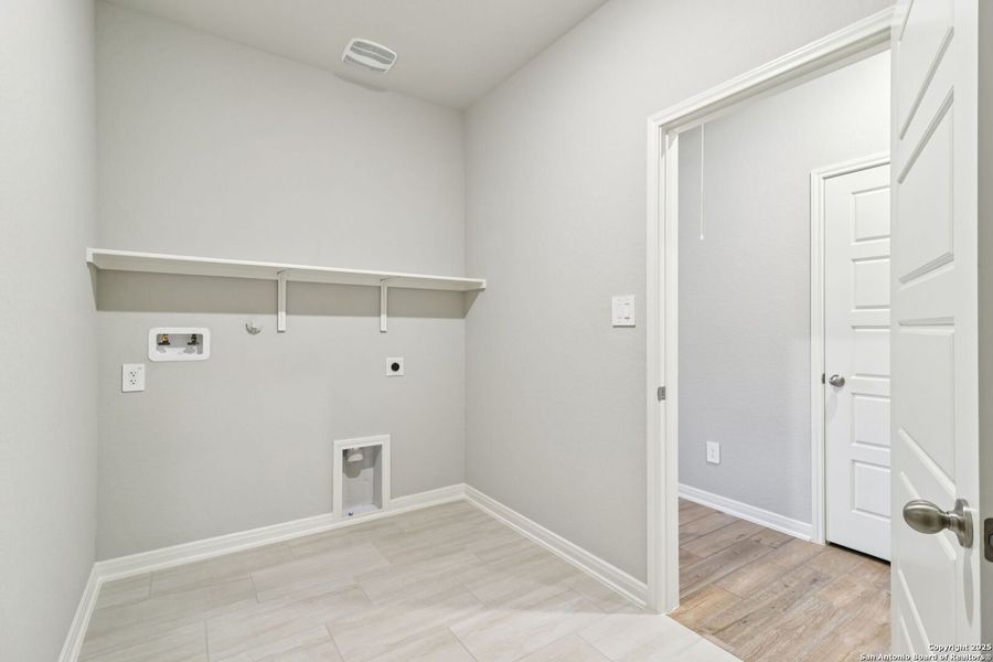 Spacious, unfurnished interior of a new home in Arcadia Ridge - Classic Series, San Antonio (Image 42).